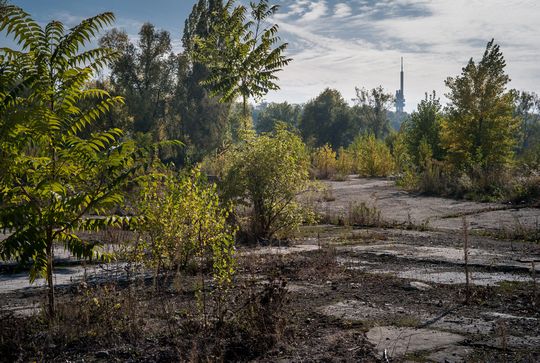 Brownfield s výhledem na Žižovský vysílač v Praze.